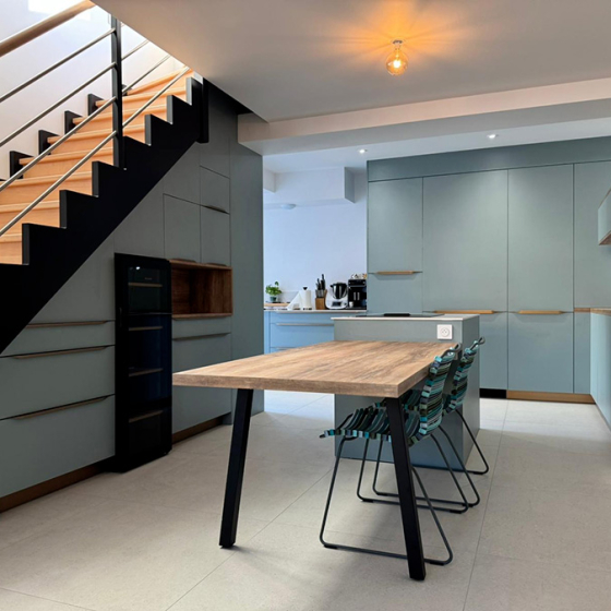 cuisine-bois-bleue-repas-plinthe-dore-comera-cuisines-les-sables-d-olonne