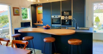 cuisine-bois-noir-cacahuete-ilot-comera-cuisines-montbrison