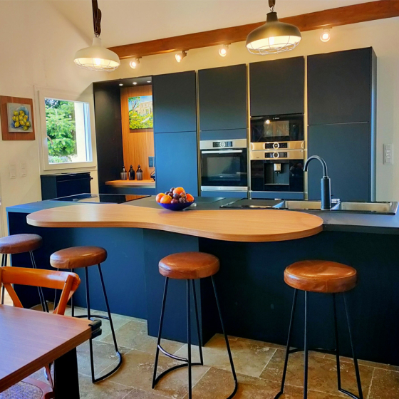 cuisine-bois-noir-cacahuete-ilot-comera-cuisines-montbrison
