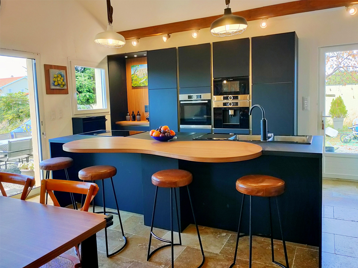 cuisine-bois-noir-cacahuete-ilot-comera-cuisines-montbrison