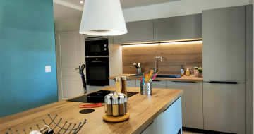 cuisine-gris-clair-ilot-lineaire-plan-bois-comera-cuisines-montbrison