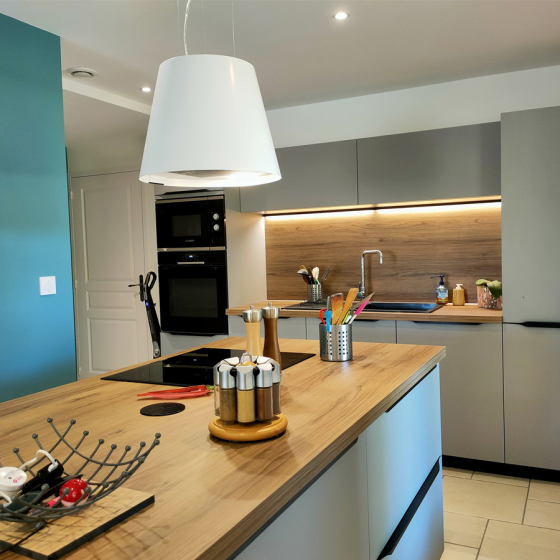 cuisine-gris-clair-ilot-lineaire-plan-bois-comera-cuisines-montbrison