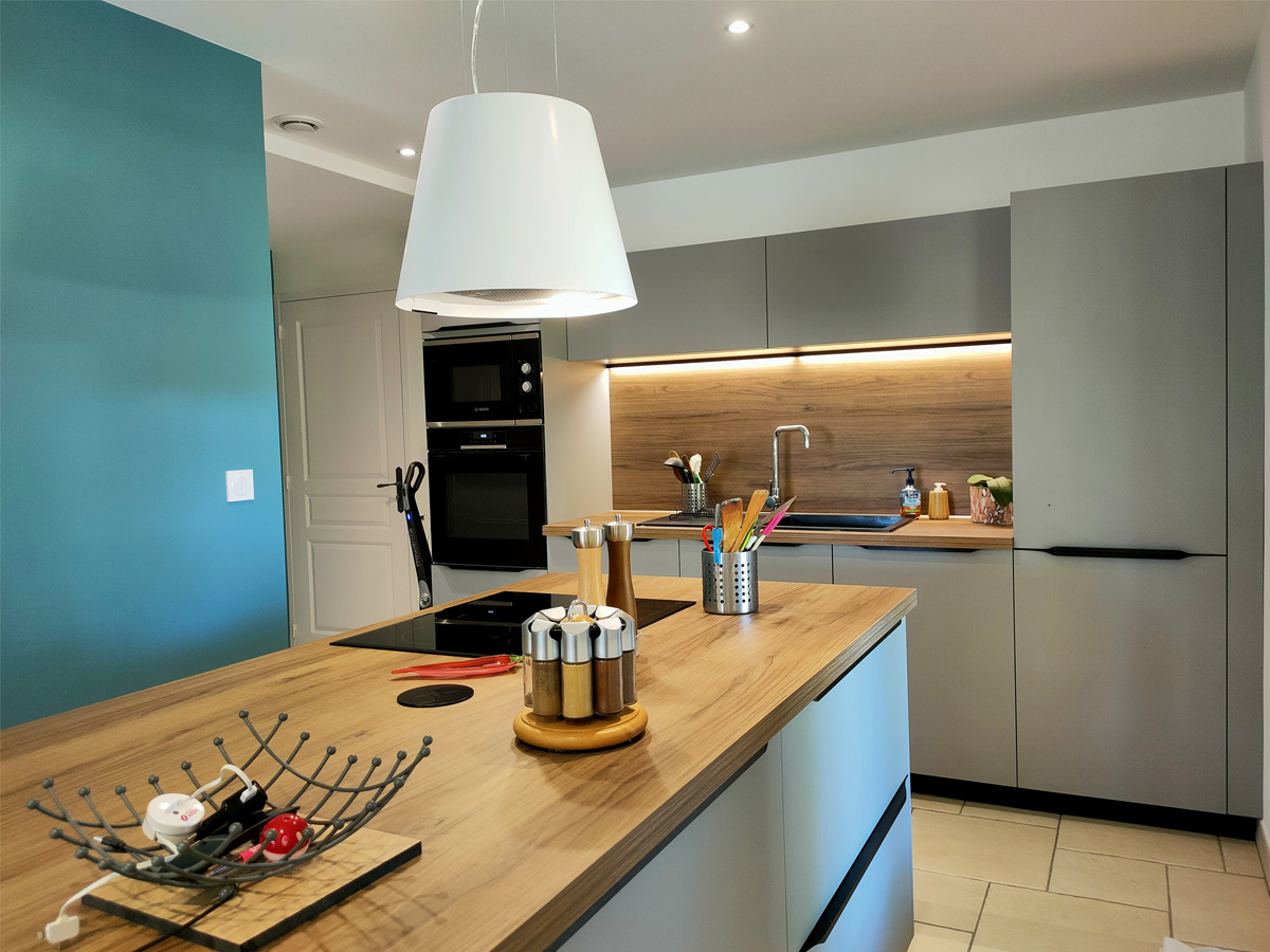 cuisine-gris-clair-ilot-lineaire-plan-bois-comera-cuisines-montbrison
