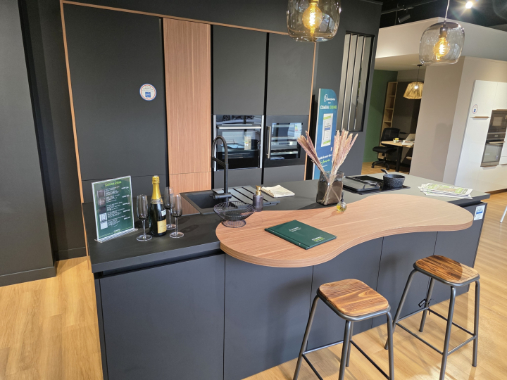 cuisine noire bois montaigu