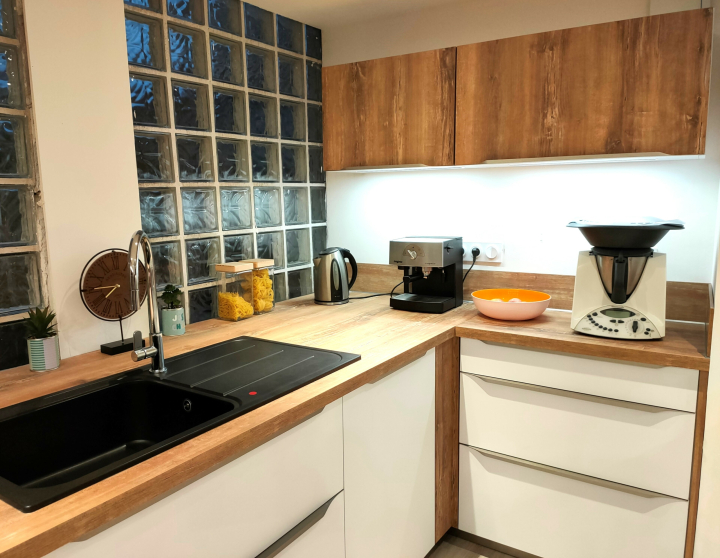 Petite cuisine ouverte ergonomique blanche bois