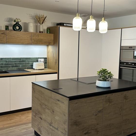 cuisine-bois-blanc-sans-poigné-noir-comera-cuisines-sautron