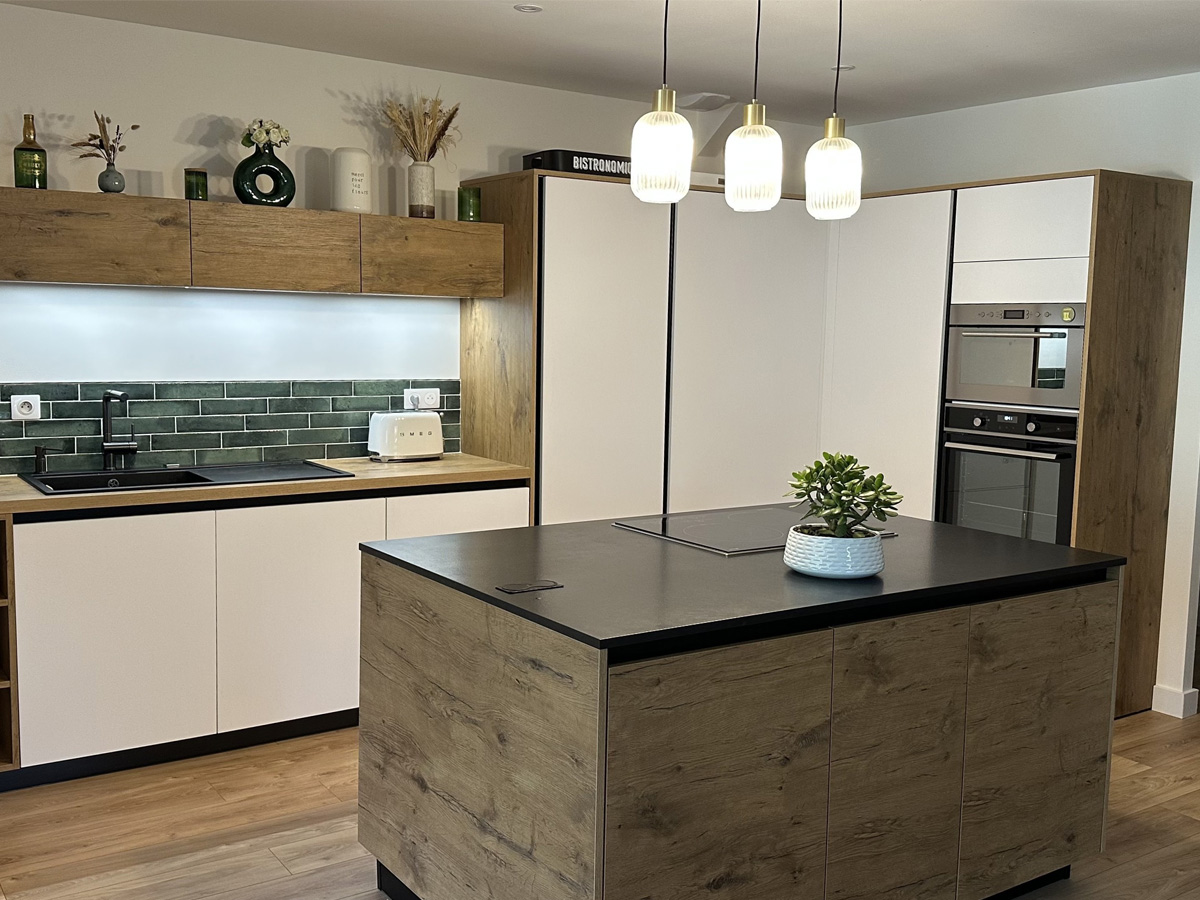 cuisine-bois-blanc-sans-poigné-noir-comera-cuisines-sautron