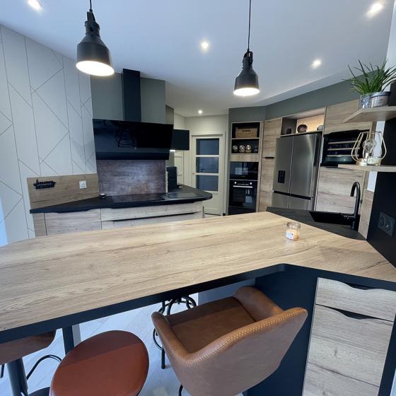 cuisine-bois-noire-espace-repas-comera-cuisines-les-herbiers