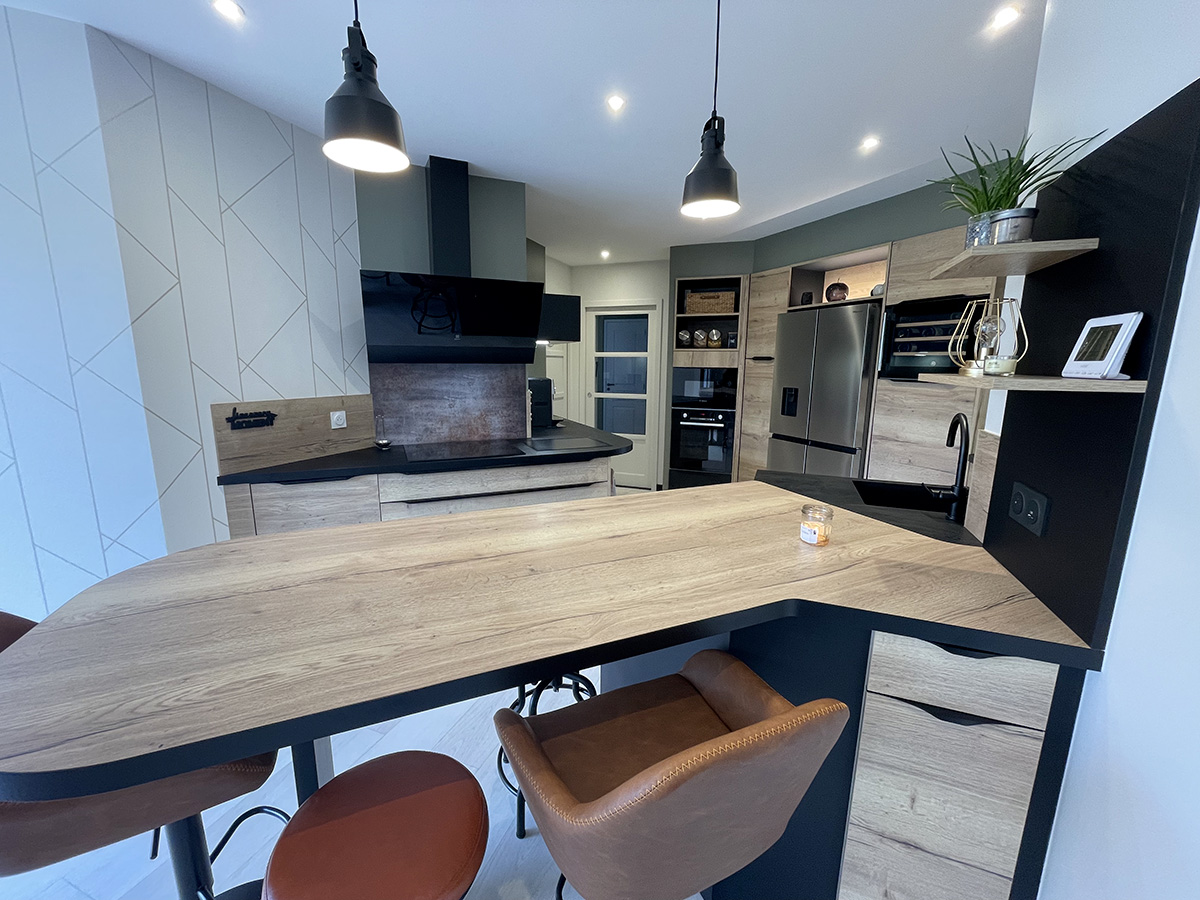 cuisine-bois-noire-espace-repas-comera-cuisines-les-herbiers