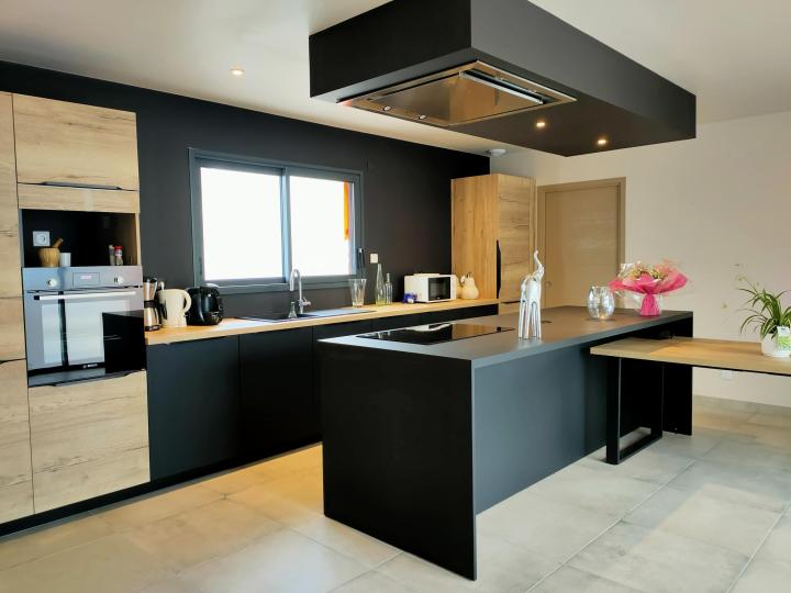 Cuisine industrielle noire et bois