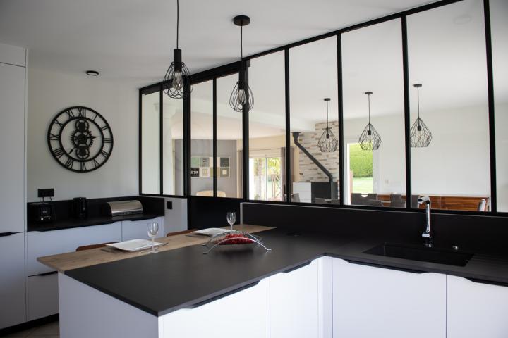 Cuisine moderne blanche et noire avec verrière