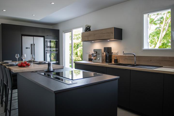 Cuisine style industriel noir et bois