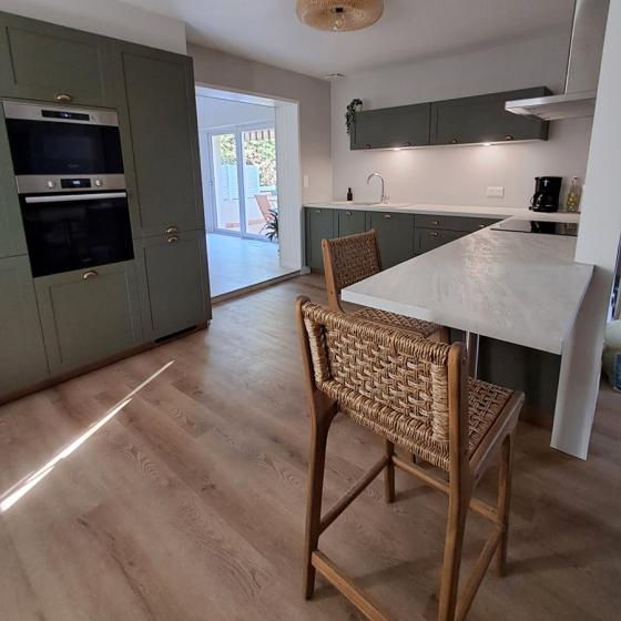 cuisine-verte-chêne-massif-coin-repas-comera-les-herbiers