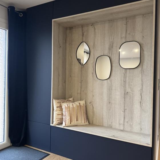 meuble-entree-rangements-bleu-mat-bois-comeras-cuisines-sautron