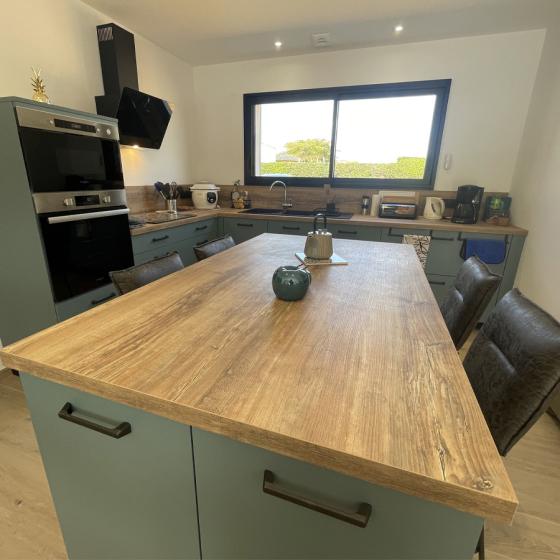 cuisine-bleu-paon-plan-bois-L-zoom-ilot-comera-cuisines-les-herbiers