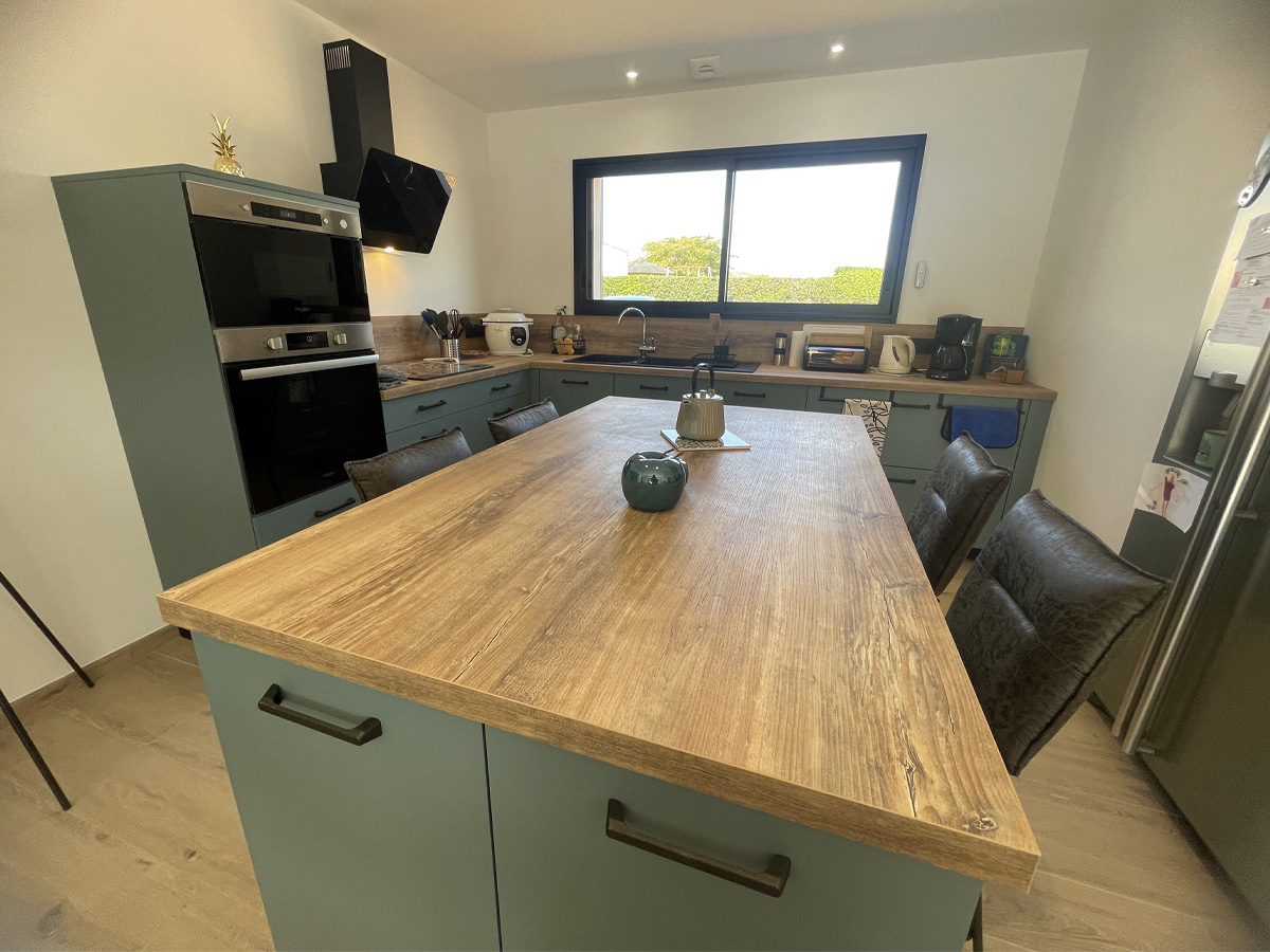 cuisine-bleu-paon-plan-bois-L-zoom-ilot-comera-cuisines-les-herbiers
