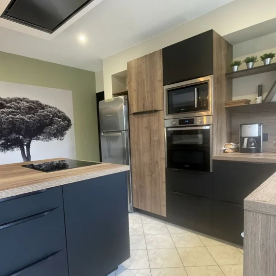 cuisine-bicolore-noir-bois-comera-les-herbiers