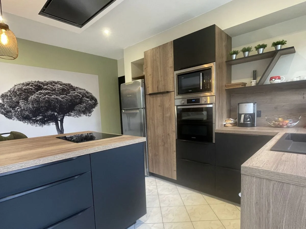 cuisine-bicolore-noir-bois-comera-les-herbiers