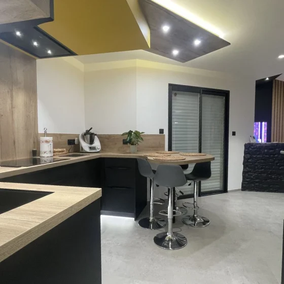 cuisine-bicolore-noir-chene-comera-les-herbiers