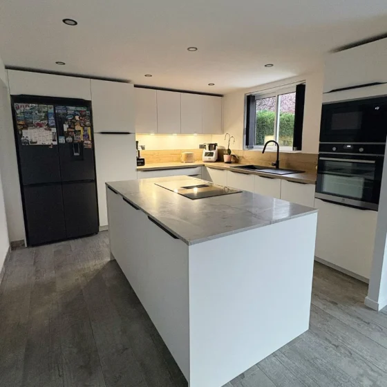 cuisine-blanche-chene-quartz-comera-les-herbiers