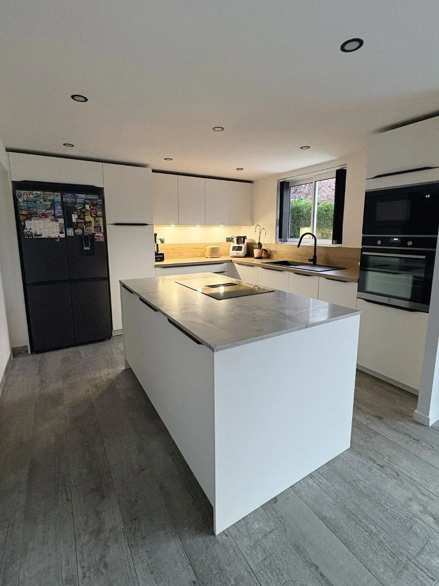 cuisine-blanche-chene-quartz-comera-les-herbiers