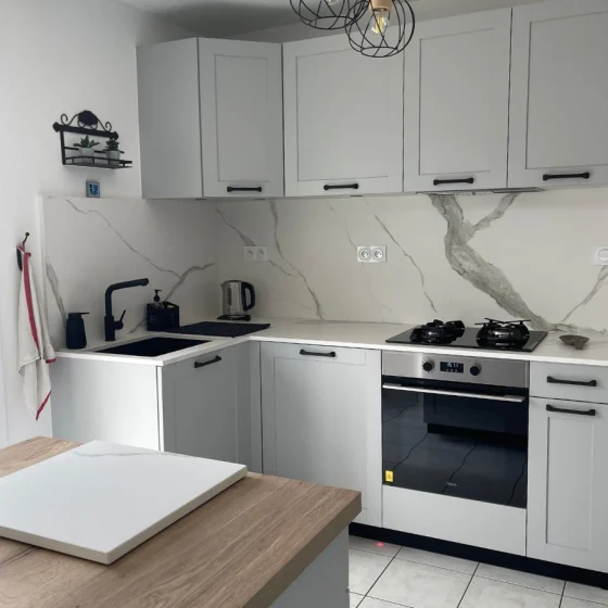 cuisine-grise-facade-cadre-comera-carquefou