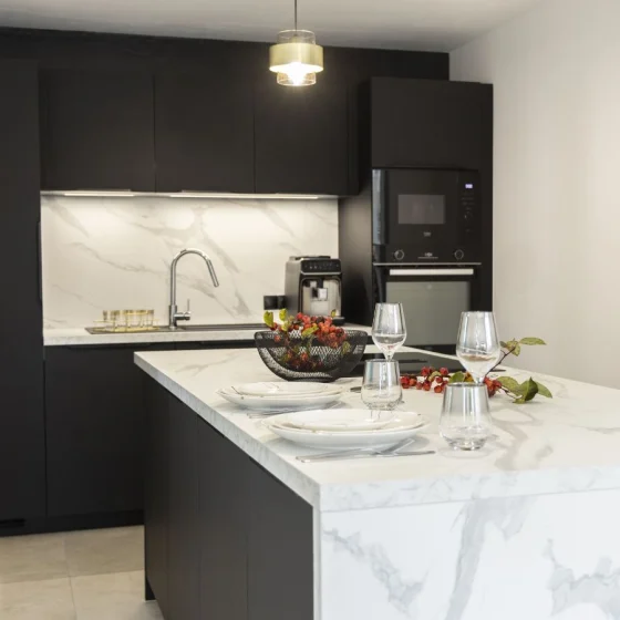cuisine-noir-mat-marbre-blanc-comera-chateaubriant