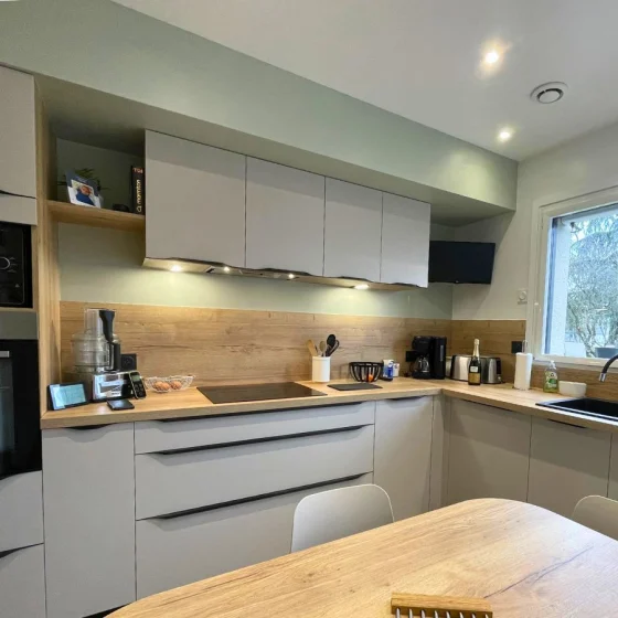 detail-cuisine-moderne-credence-bois-comera-les-herbiers