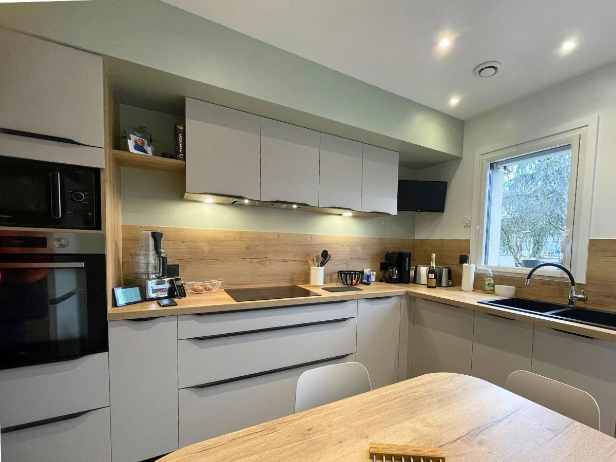 detail-cuisine-moderne-credence-bois-comera-les-herbiers
