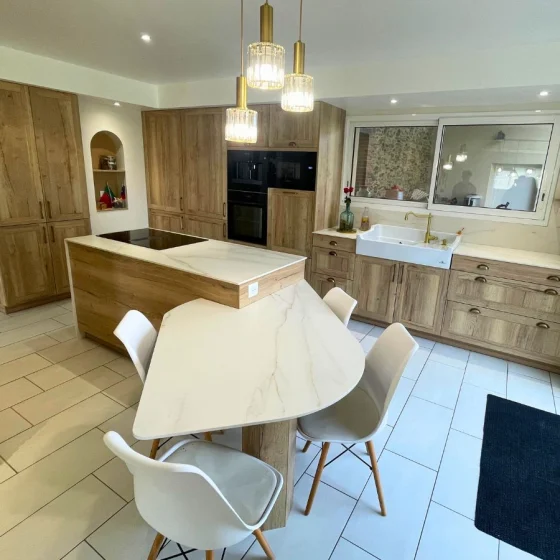 grande-cuisine-bois-marbre-comera-les-herbiers