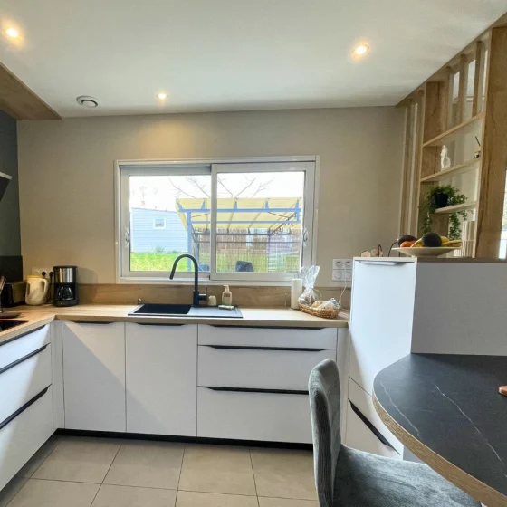 conception-cuisine-sur-mesure-blanc-mat-comera-les-herbiers