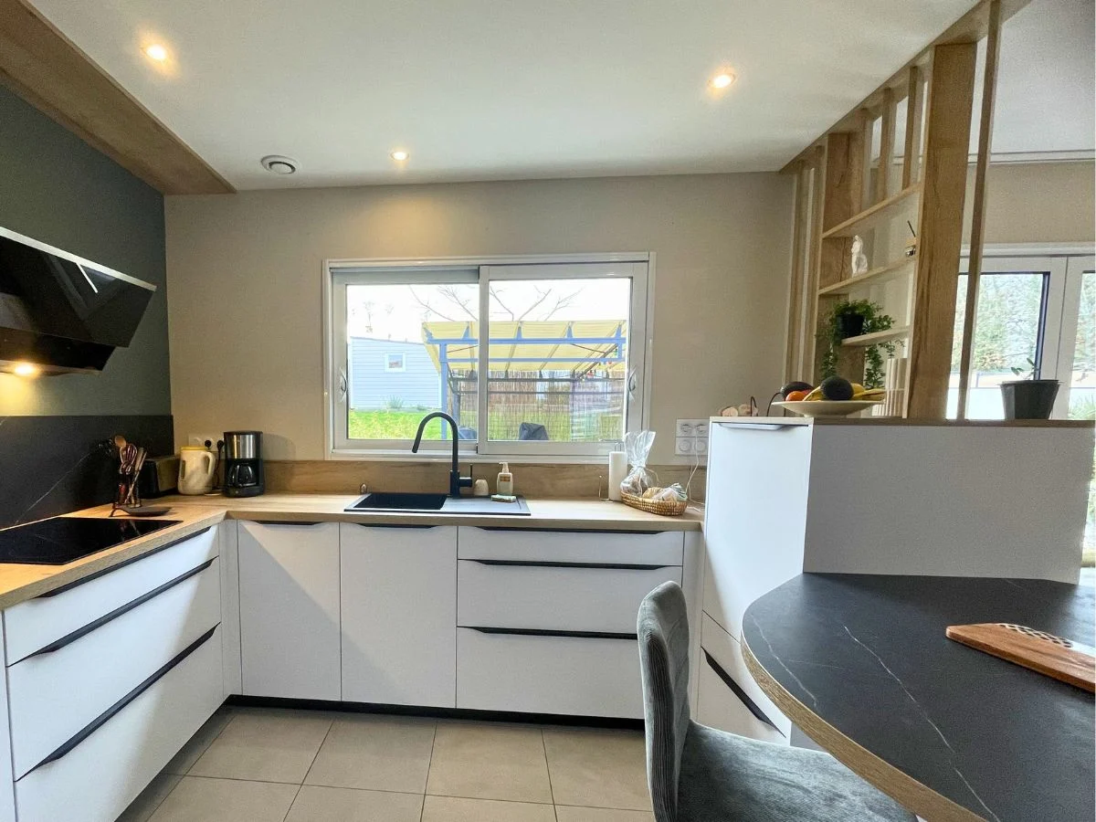 conception-cuisine-sur-mesure-blanc-mat-comera-les-herbiers