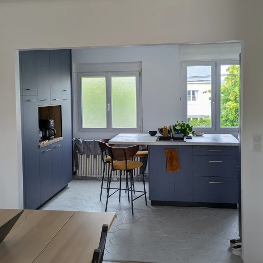 cuisine-avec-bar-bleue-ilot-central-comera-carquefou