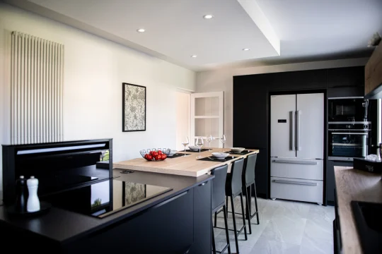 cuisine-avec-bar-elegante-style-industriel-noir-bois-chateaubriant-1