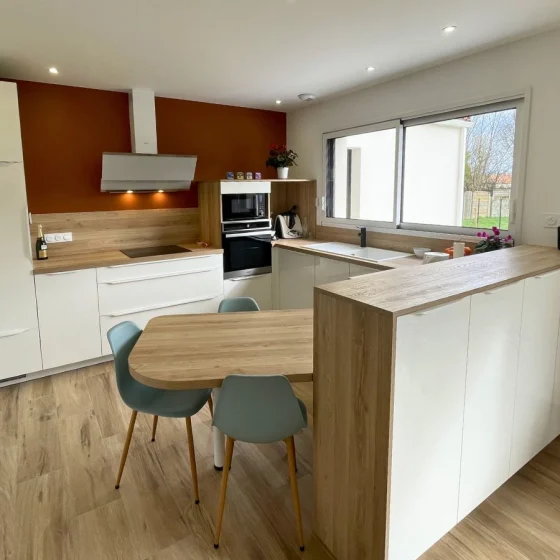 cuisine-comera-blanc-bois-mur-terracotta-comera-les-herbiers