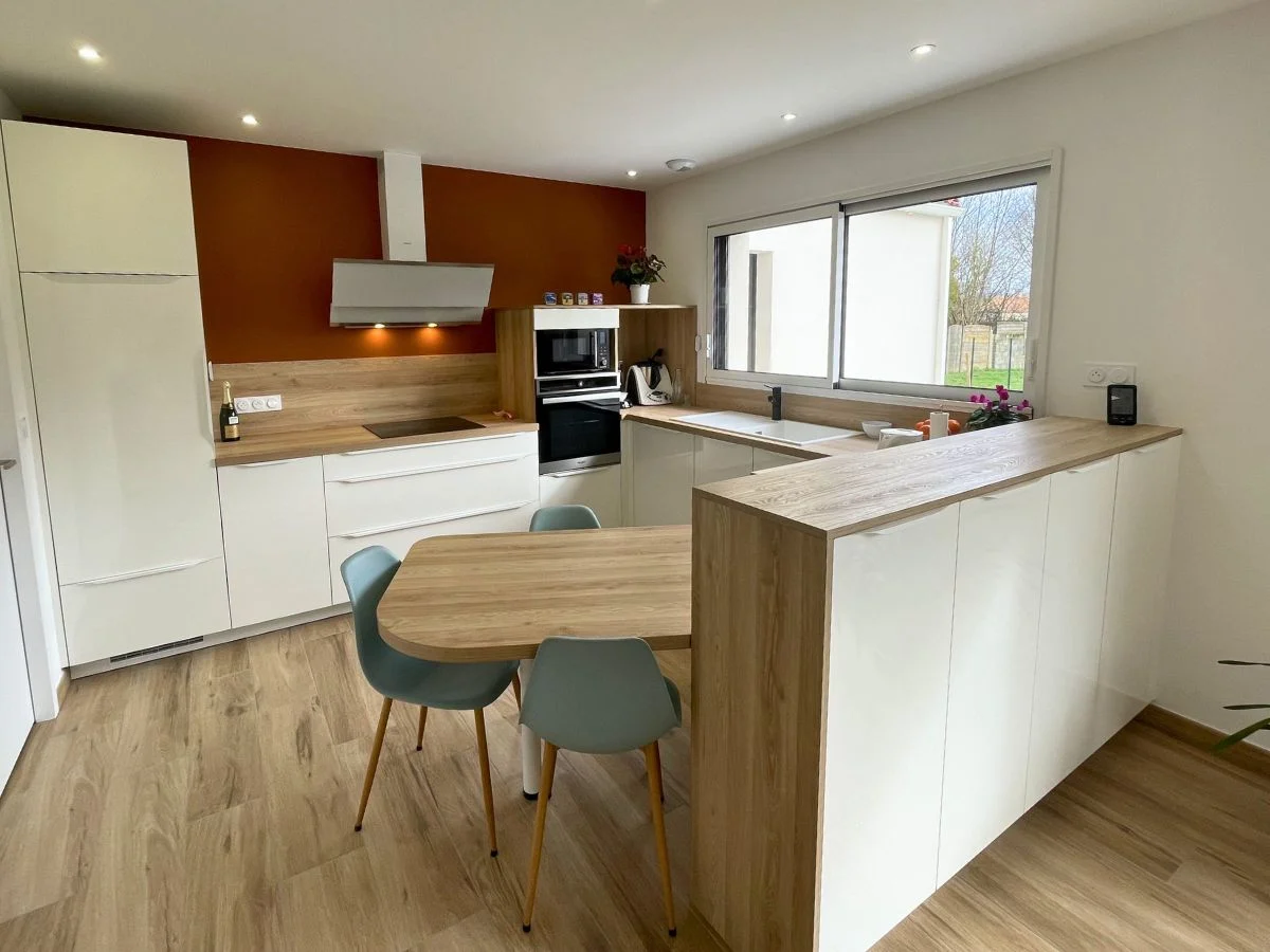 cuisine-comera-blanc-bois-mur-terracotta-comera-les-herbiers